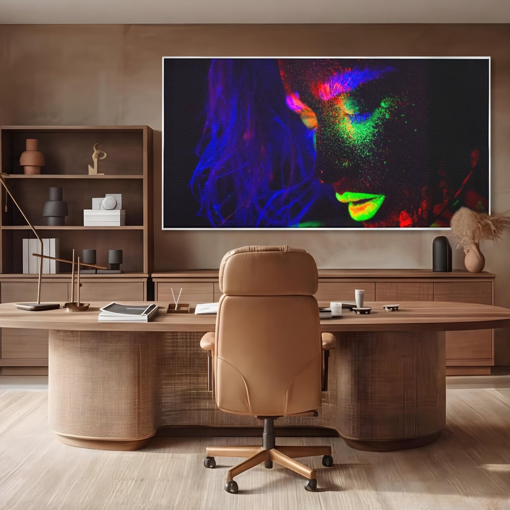 Tablou canvas cu tablou canvas cu fata in culori neon, in rama de aluminiu argintiu, pe perete intr-un birou